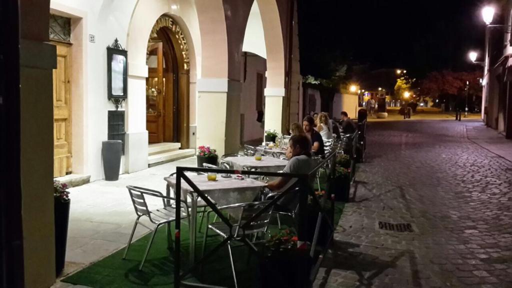 Reštaurácia alebo iné gastronomické zariadenie v ubytovaní Residence Eremitani