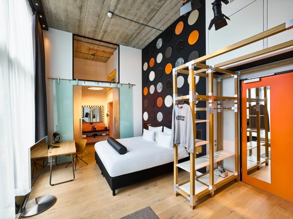 - une chambre avec des lits superposés et un bureau dans l'établissement Jaz in the City Amsterdam, à Amsterdam