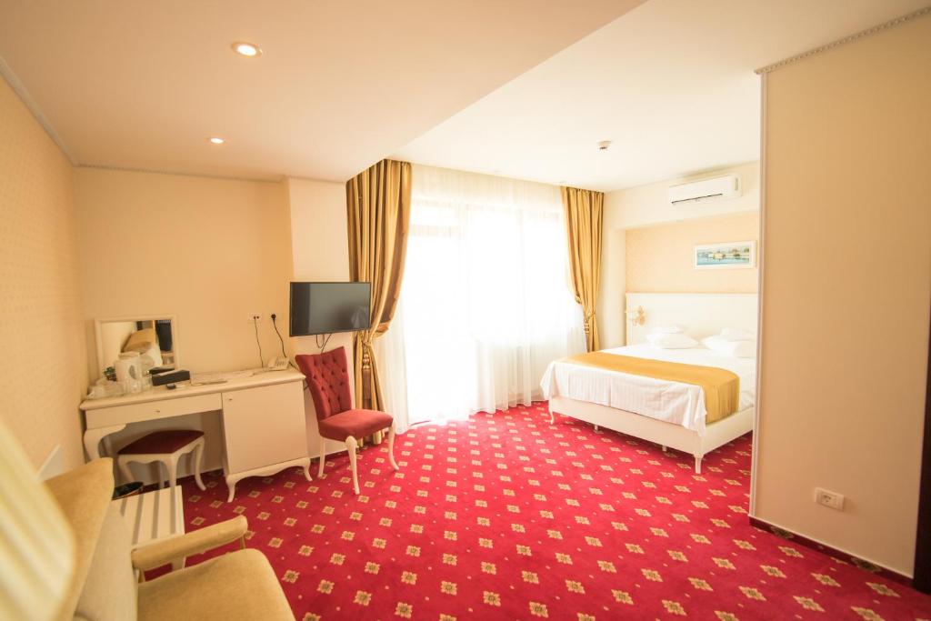 Tempat tidur dalam kamar di MSR Port Hotel