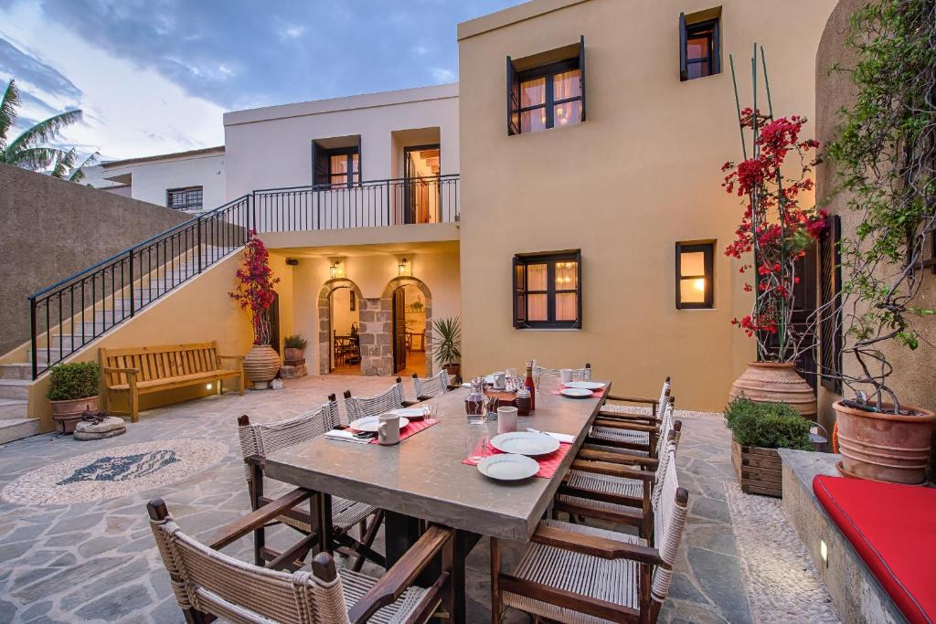 una mesa y sillas frente a una casa en Zacosta Villa Hotel en Rodas