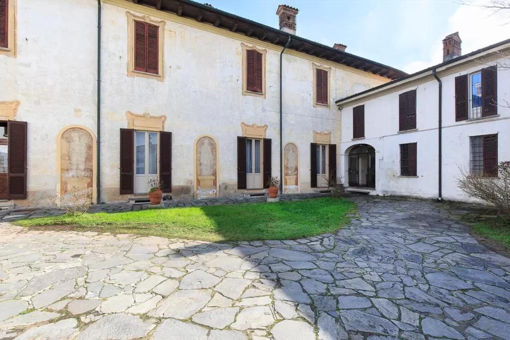 uma vista exterior de um edifício com um pátio de pedra em Villa Mereghetti em Corbetta
