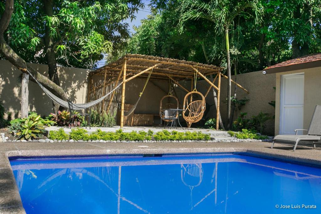a hammock and a swing by a swimming pool at Hotel Casa Ortiz in Ciudad Valles