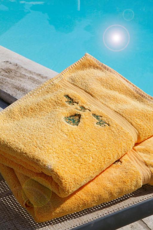 two pieces of bread sitting next to a swimming pool at Borgo Tre Rose in Valiano