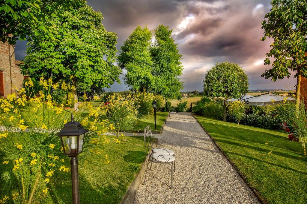 a garden with a pathway and a lamp at Borgo Tre Rose in Valiano