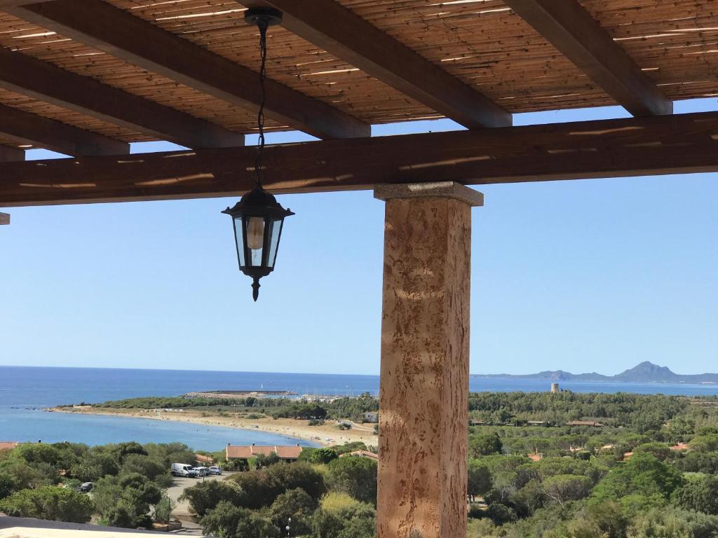 una lámpara de araña cuelga de un porche con vistas a la playa en Villino Aurora en Villaputzu