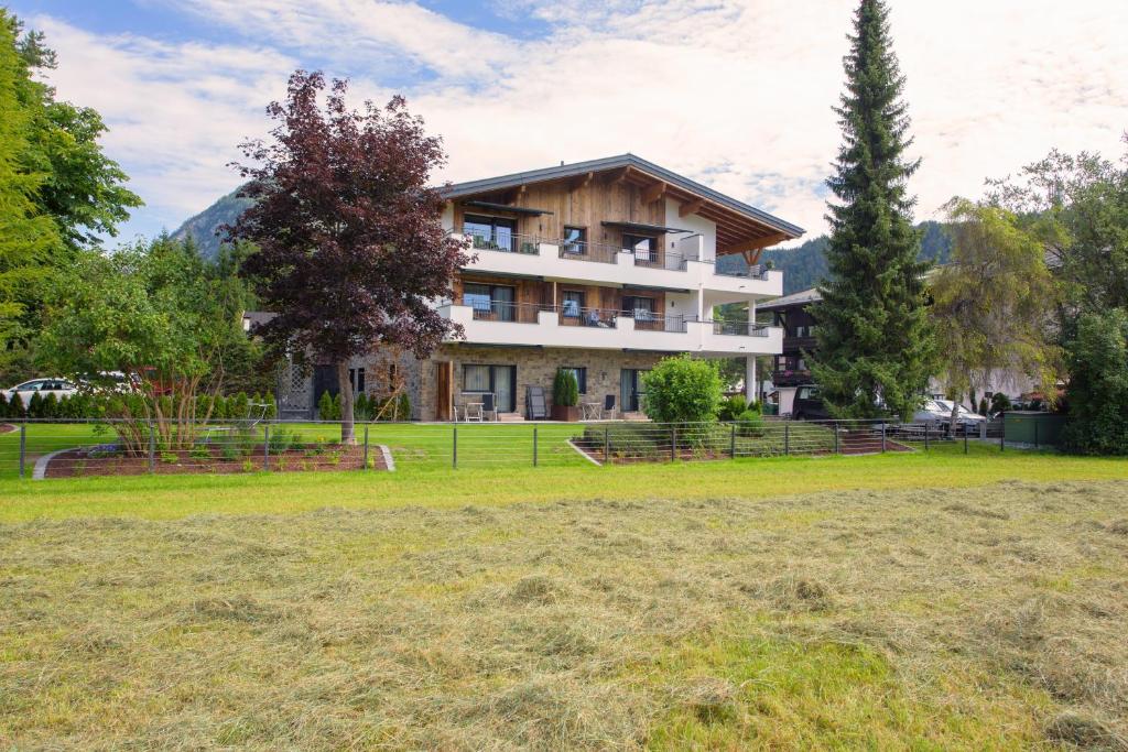 un edificio con un patio delante en Appartementhaus Handl, en Leutasch