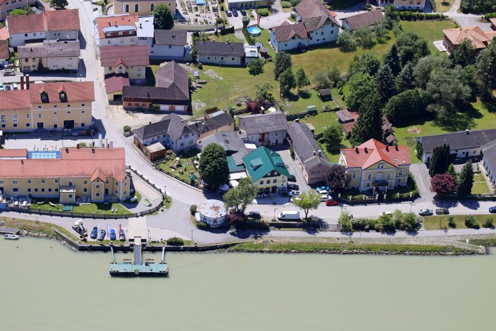 eine Luftansicht eines Hauses auf dem Wasser in der Unterkunft Zum Schiffmeister in Wesenufer