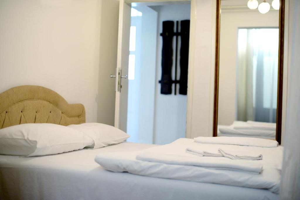 Una cama o camas en una habitación de Hotel Sanja former Oliva