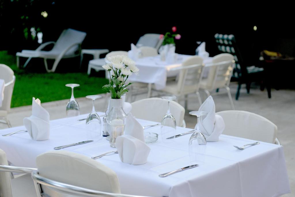 Un restaurante u otro lugar para comer en Hotel Sanja former Oliva