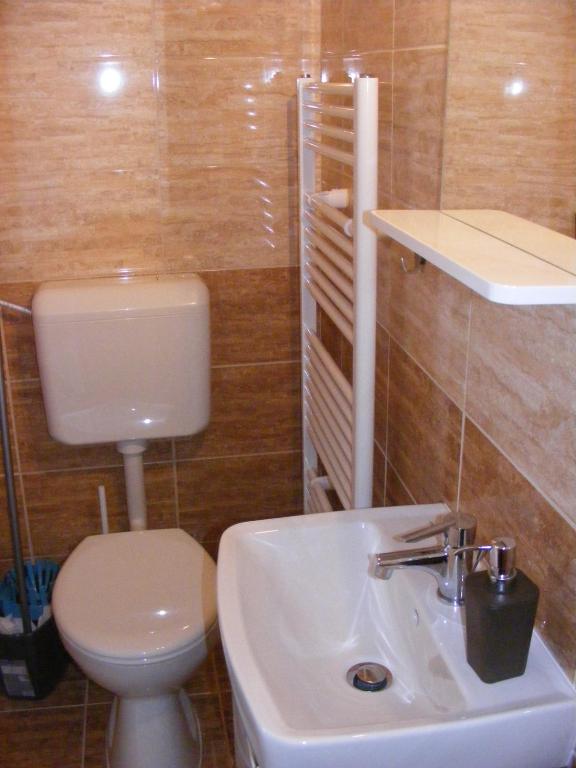 A bathroom at A bástya árnyéka