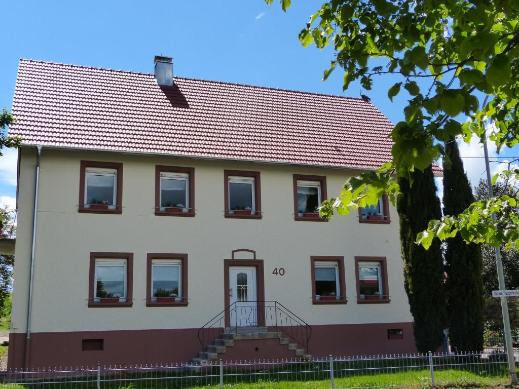 een wit huis met een rood dak bij Die Gefährten in Oberhausen