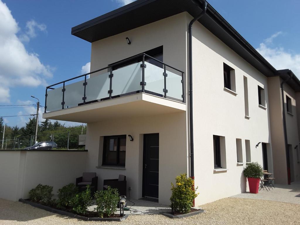 Cette maison blanche dispose d'un balcon. dans l'établissement Villa'vi Lyon Est Chambres d'Hôtes, à Saint-Priest