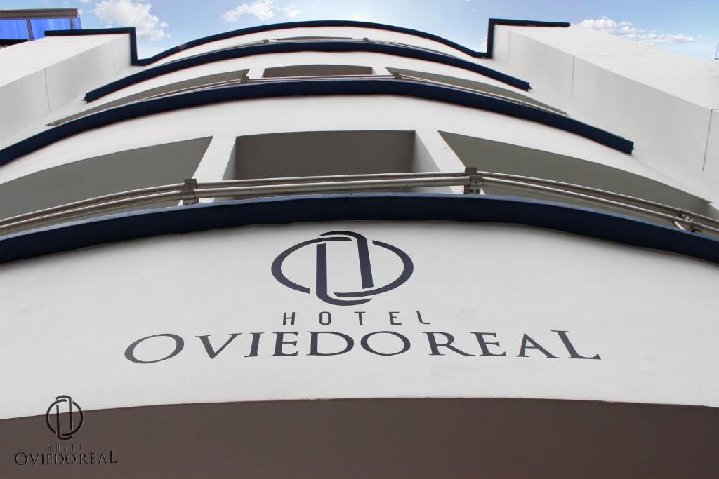 una cerca de un hotel con vistas a un cartel en un edificio en Hotel Oviedo Real, en Bucaramanga