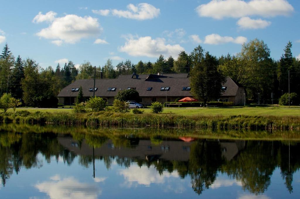 una casa grande junto a un lago grande en Smeceres krogs, en Madona