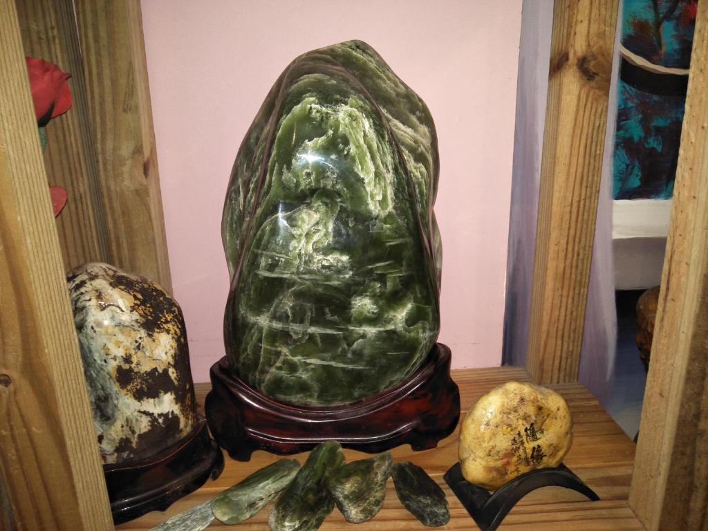 a sculpture of a head of cabbage on a shelf at 巧緣民宿11人包棟 in Hualien City