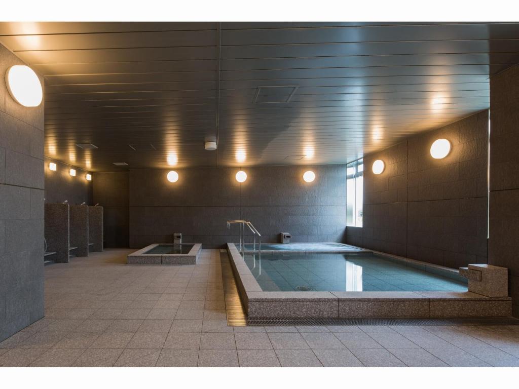 Bazén v ubytování Nihon Seinenkan Hotel nebo v jeho okolí