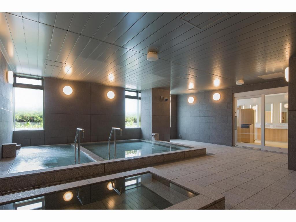 Bazén v ubytování Nihon Seinenkan Hotel nebo v jeho okolí