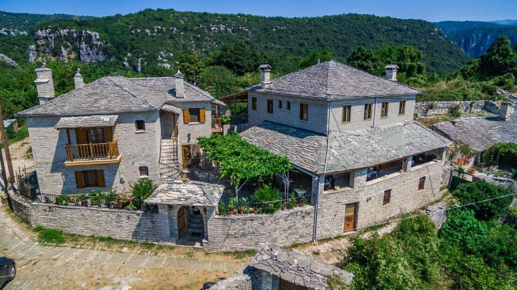 una vista aérea de una gran casa de piedra en Filira, en Vitsa