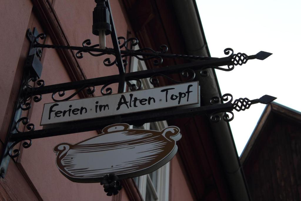 Um sinal que diz que o fetter em tofu africano num edifício em Alter Topf em Quedlinburg
