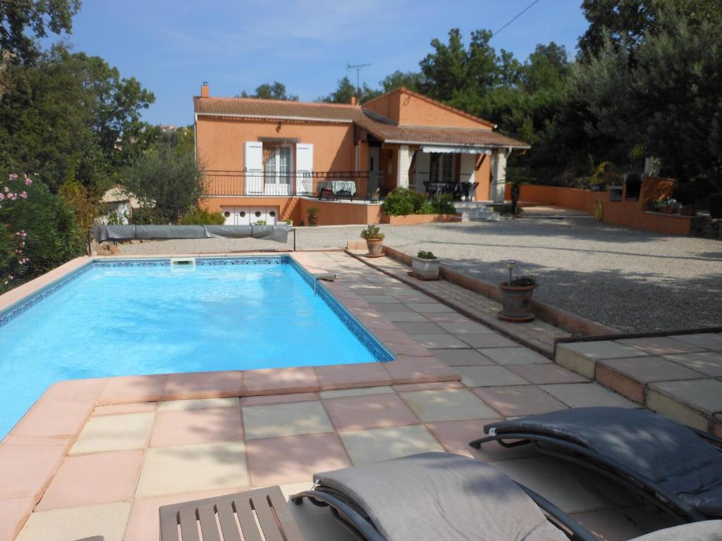 uma piscina em frente a uma casa em La villa Sam em Vidauban