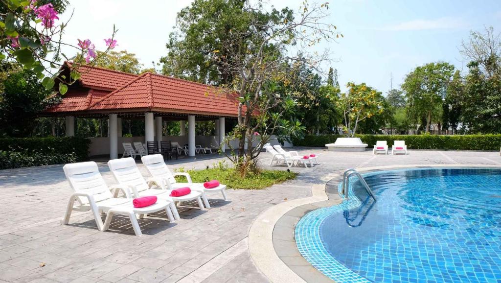 Bazén v ubytování Welcome Jomtien Beach Hotel nebo v jeho okolí