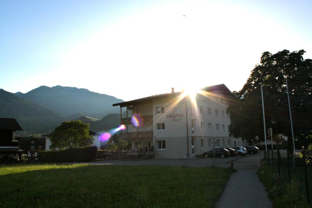 Ein Gebäude, in dem die Sonne scheint. in der Unterkunft Chesa Platina in Schruns-Tschagguns