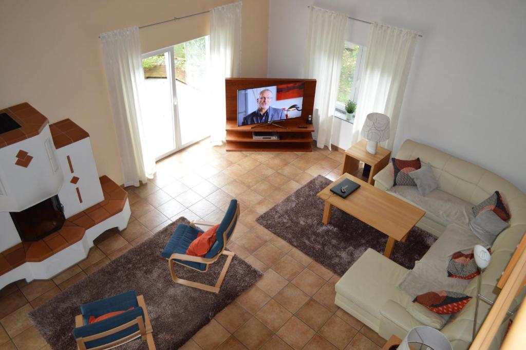 TV a/nebo společenská místnost v ubytování Ferienhaus Eifel