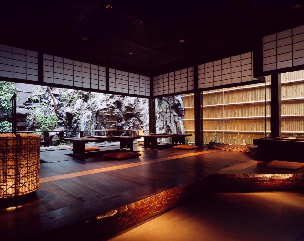 um quarto grande com uma grande parede de janelas em Yuzuya Ryokan em Quioto