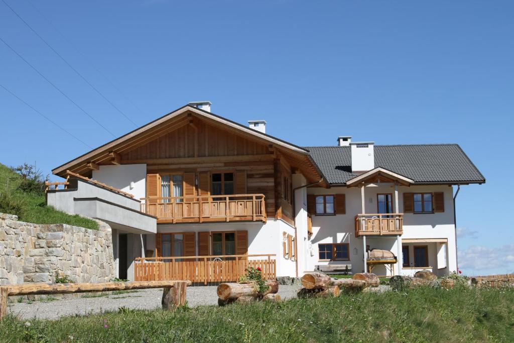una grande casa con tetto di gambero di Mitterhof a Ultimo