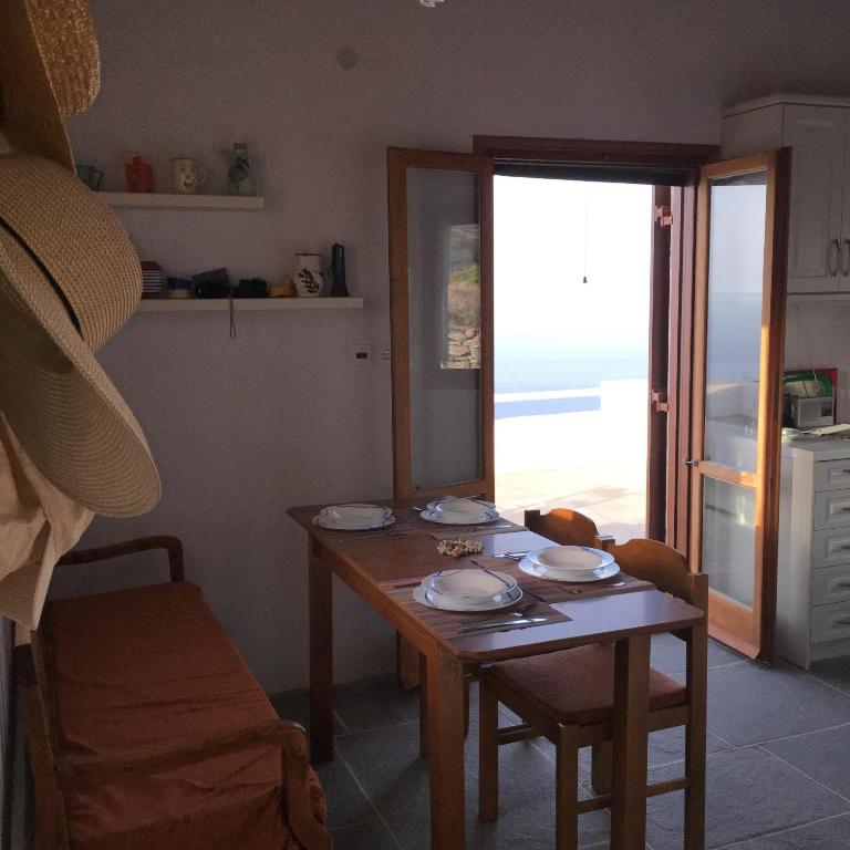 Кухня или мини-кухня в Villa Thori at Poulati Sifnos
