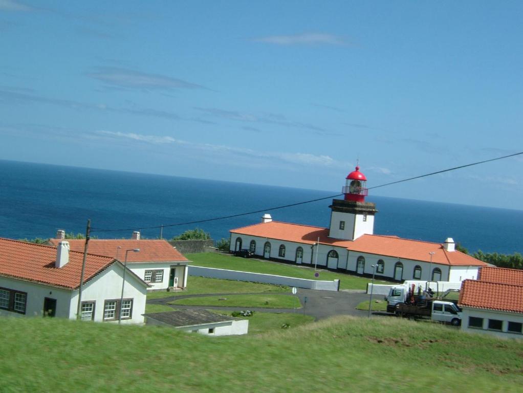 Lajes das FloresにあるMoradias Estação Radio Naval , Moradia Vila do Portoの高台灯台