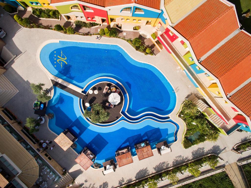 בריכת השחייה שנמצאת ב-Alexandra Golden Boutique Hotel-Adults Only או באזור