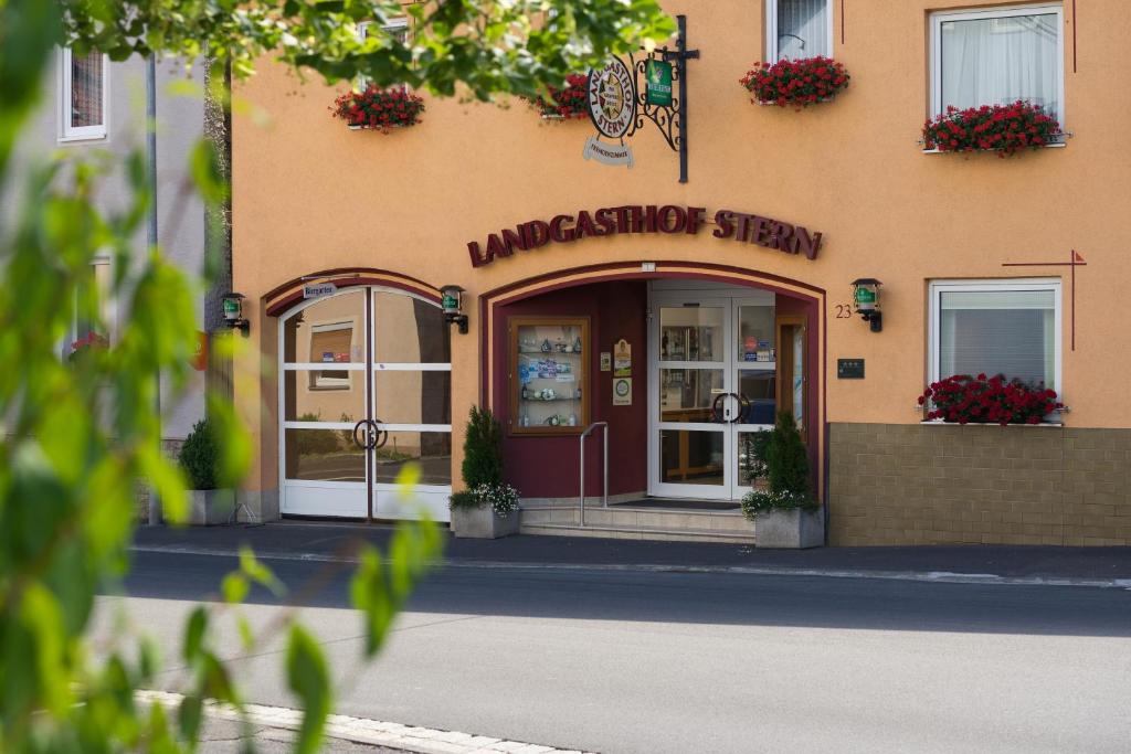 een gebouw met de ingang van een boekhandel bij Landgasthof Zum Stern in Hammelburg- Obererthal