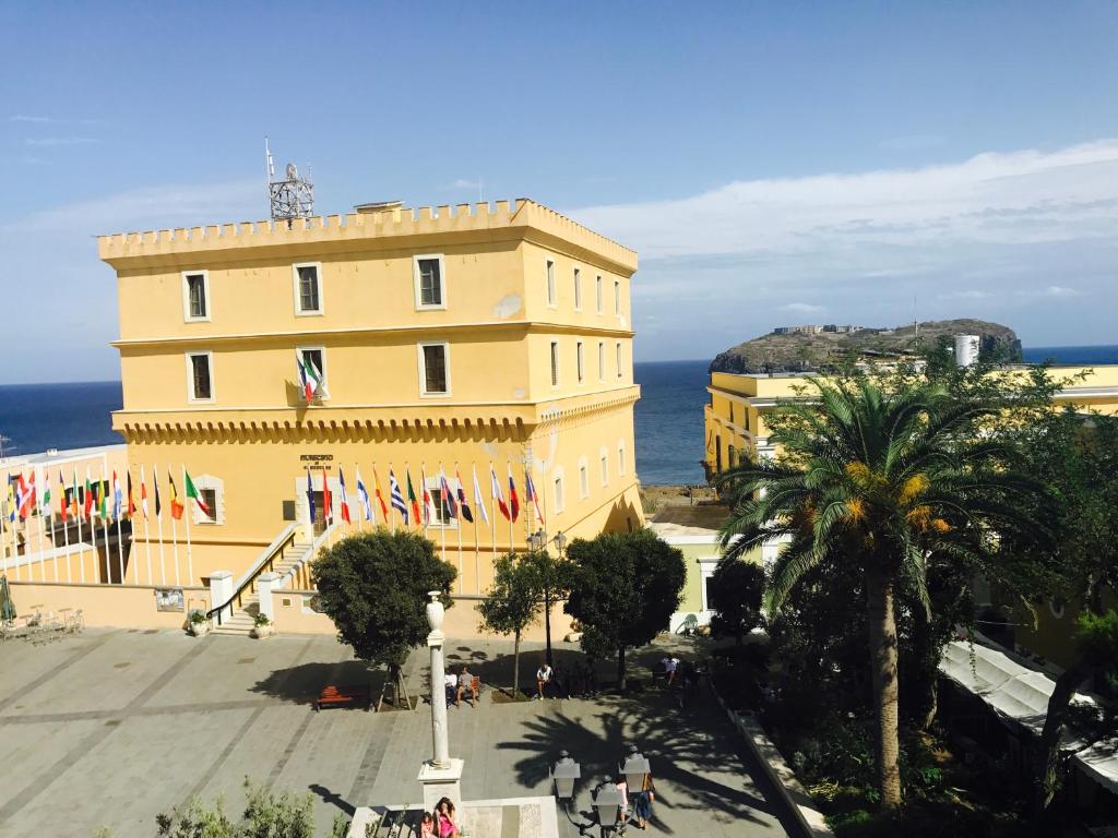 Ventotene La casa in Piazza