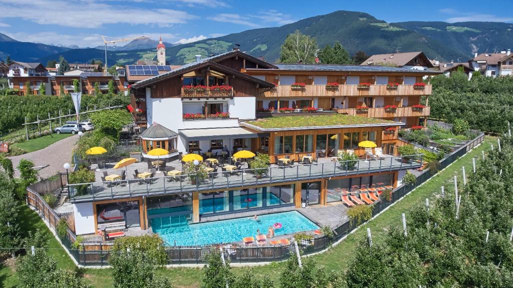 widok z powietrza na hotel z basenem w obiekcie Hotel Jonathan w mieście Natz-Schabs