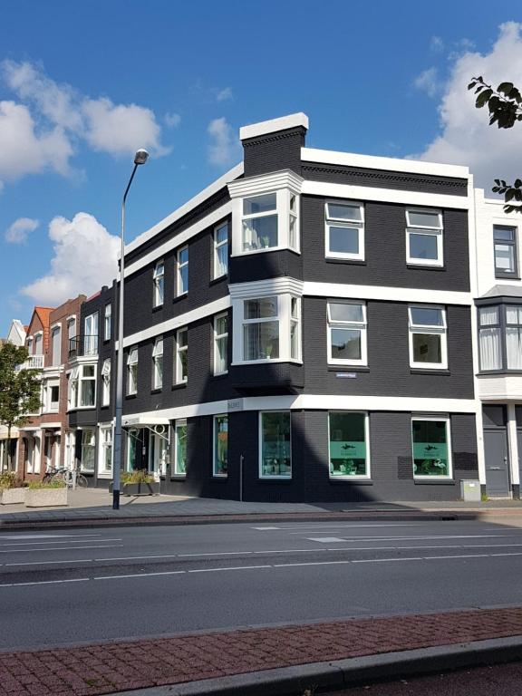 een zwart-wit gebouw in een stadsstraat bij Stad & Strandhotel Elisabeth in Vlissingen