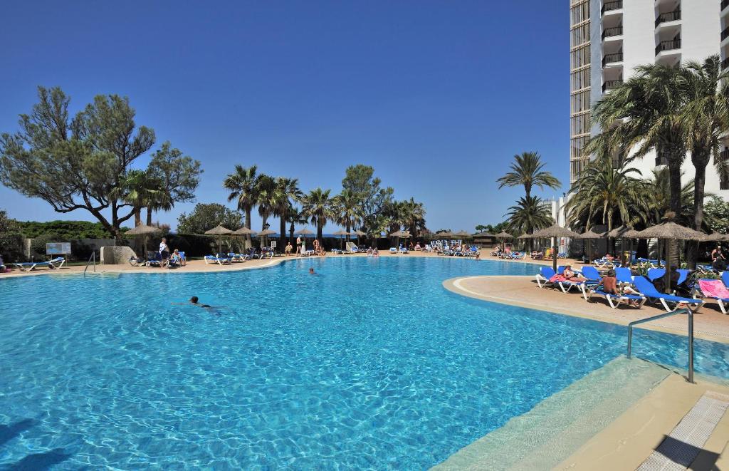 The swimming pool at or close to Sol Milanos Pingüinos
