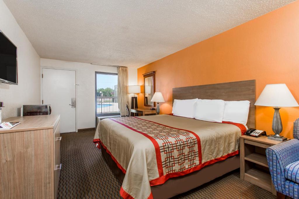 Days Inn by Wyndham Norfolk Airport - King Room - Non-Smoking
