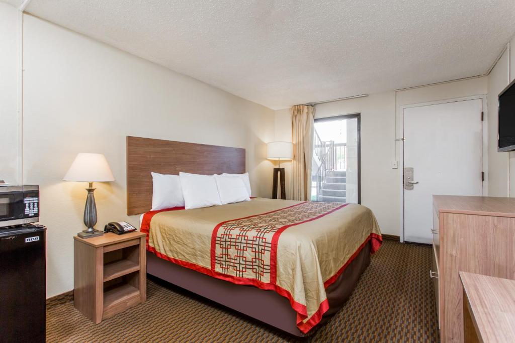 Days Inn by Wyndham Norfolk Airport - King Room - Disability Access/Non-Smoking