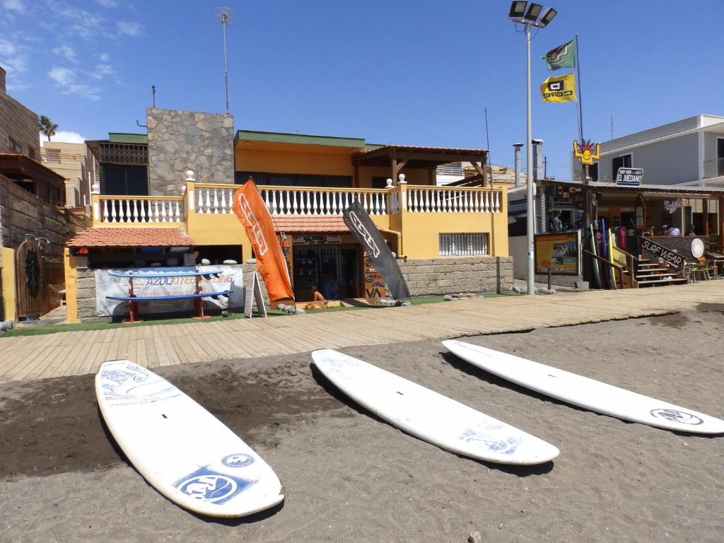 4 tavole da surf sono allineate sulla spiaggia di Apartamentos Medano - Casa Playa a El Médano