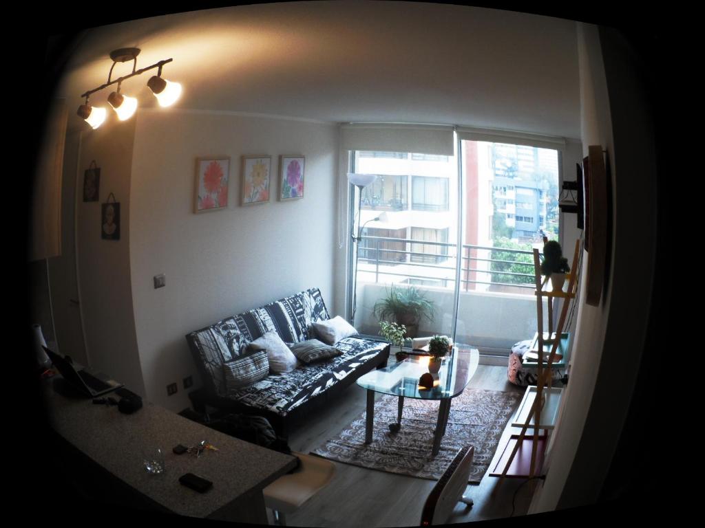 sala de estar con sofá y mesa en Departamento en Ñuñoa, en Santiago