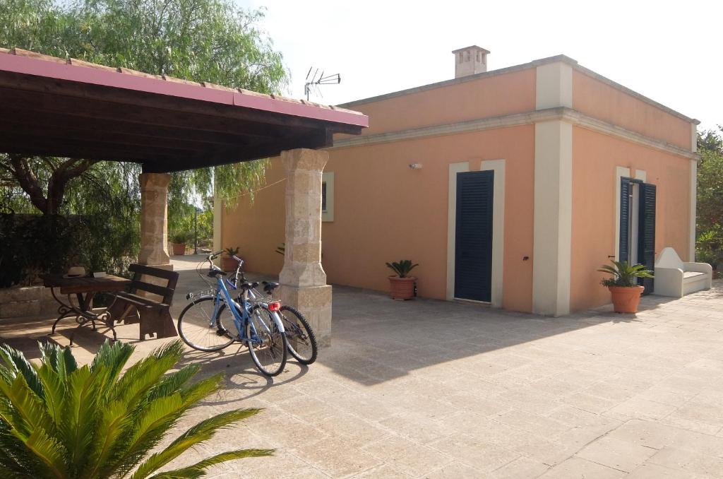 un vélo garé devant une maison dans l'établissement Villa Serracca, à Gagliano del Capo