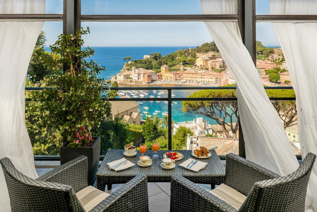 a dining room with a view of the ocean at Hotel Vis à Vis in Sestri Levante