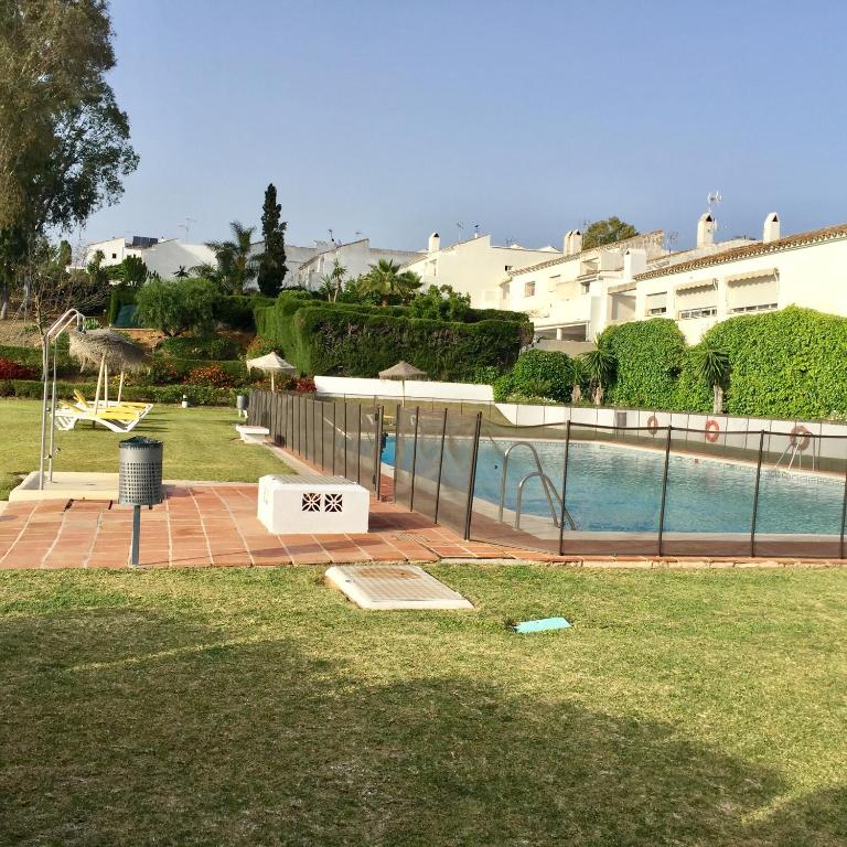 Bazén v ubytovaní Estudio a 10 minutos del Puerto Banus alebo v jeho blízkosti