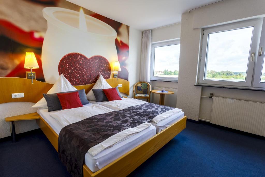 Postel nebo postele na pokoji v ubytování Hotel Rheingold
