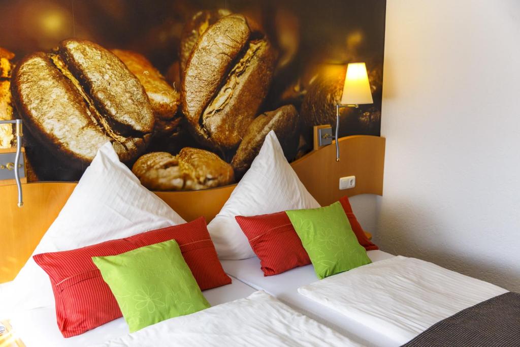 Postel nebo postele na pokoji v ubytování Hotel Rheingold