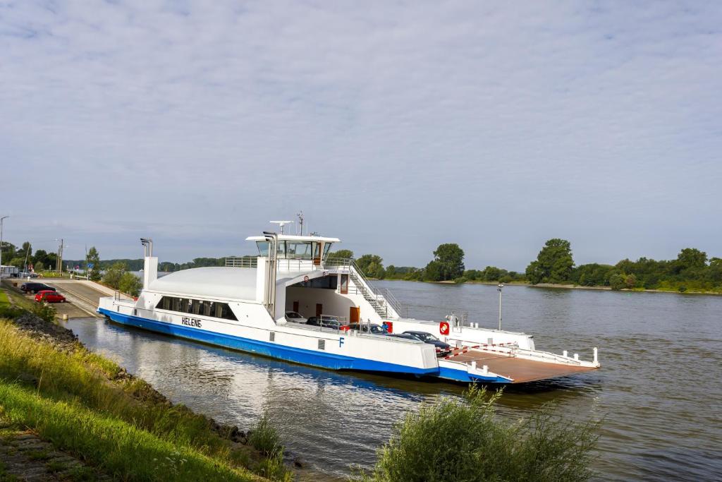 Výhled na řeku, která protéká v blízkosti hotelu