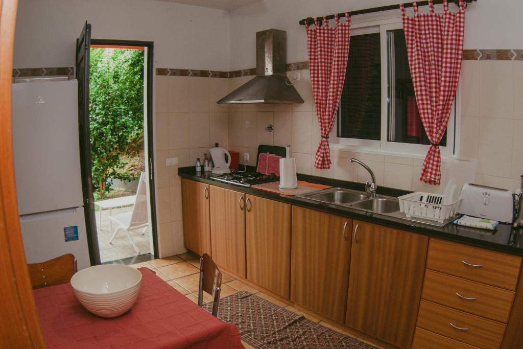 Kuchyň nebo kuchyňský kout v ubytování Refugio do Rei