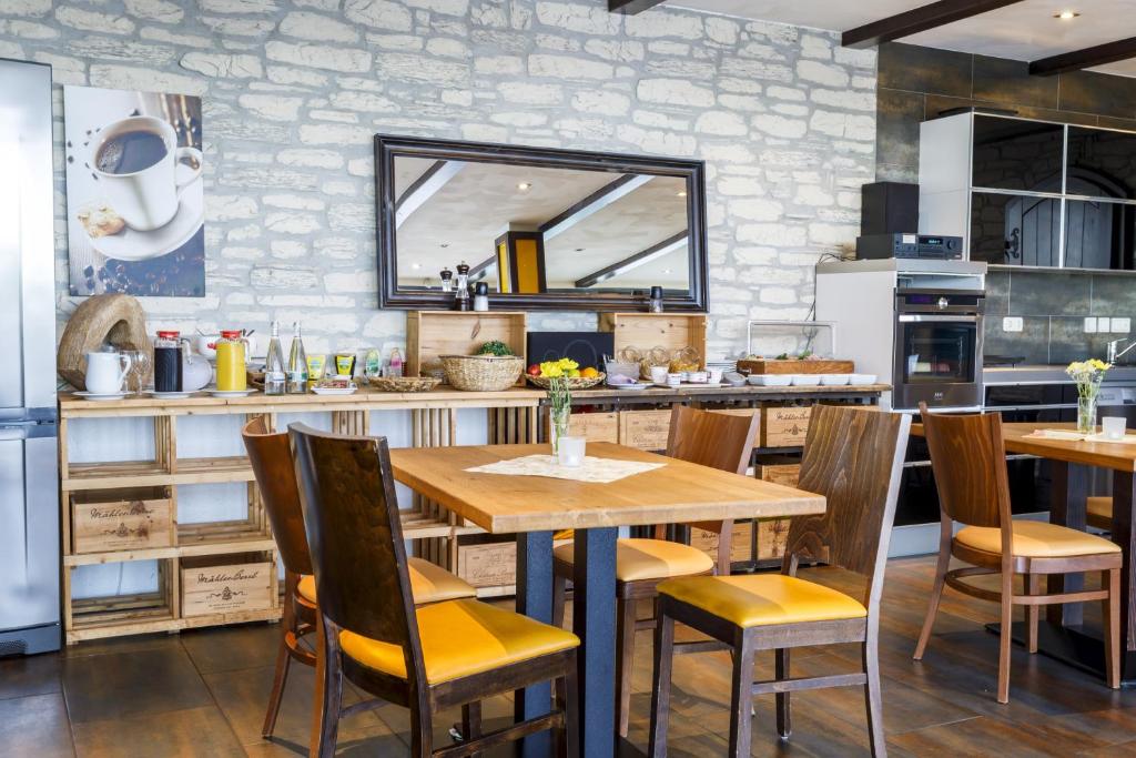 Kuchyň nebo kuchyňský kout v ubytování Hotel Rheingold