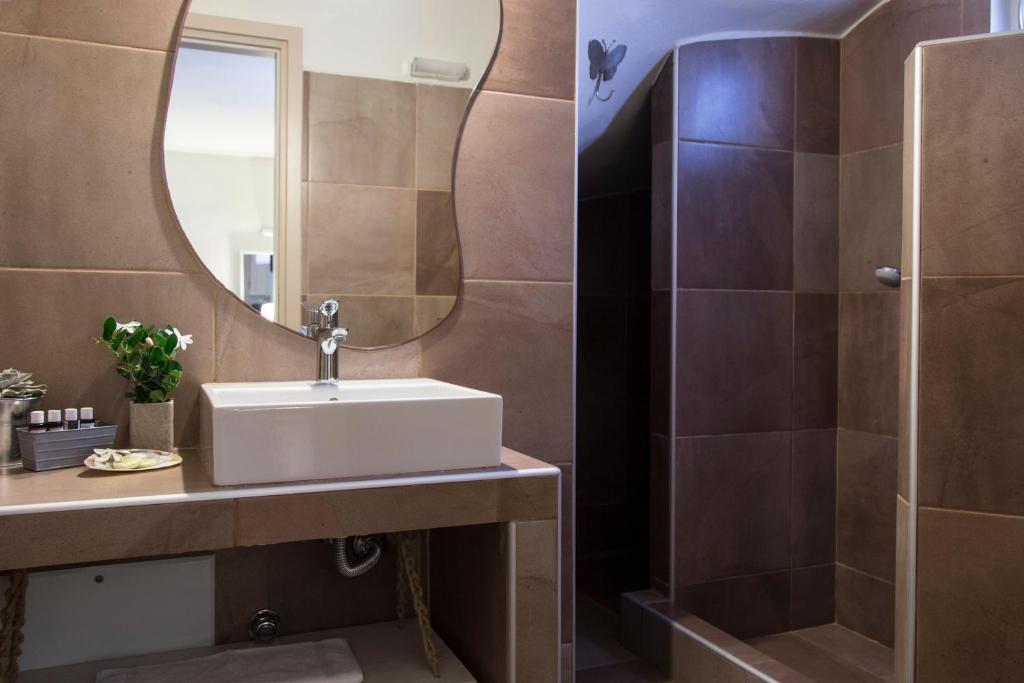 a bathroom with a sink and a mirror at Portes Houses in Koufonisia